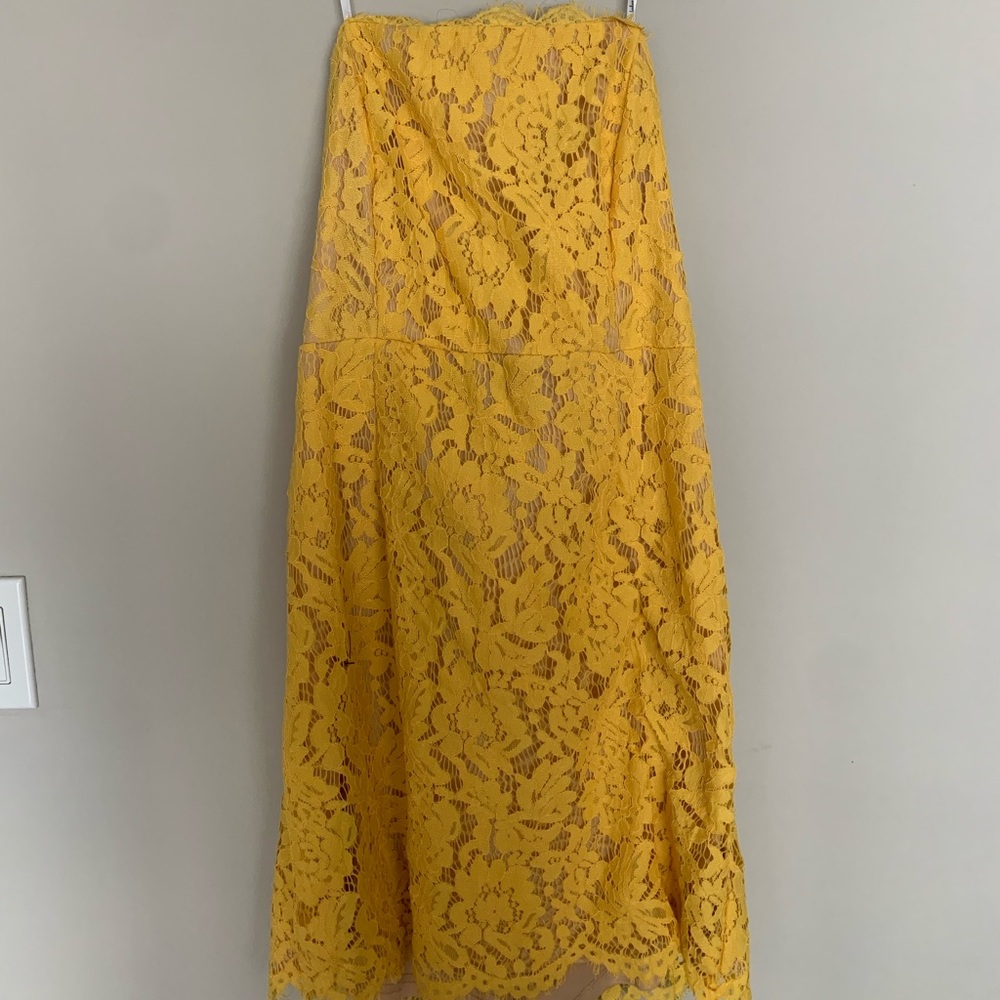 Yellow lace summer dress, strapless.